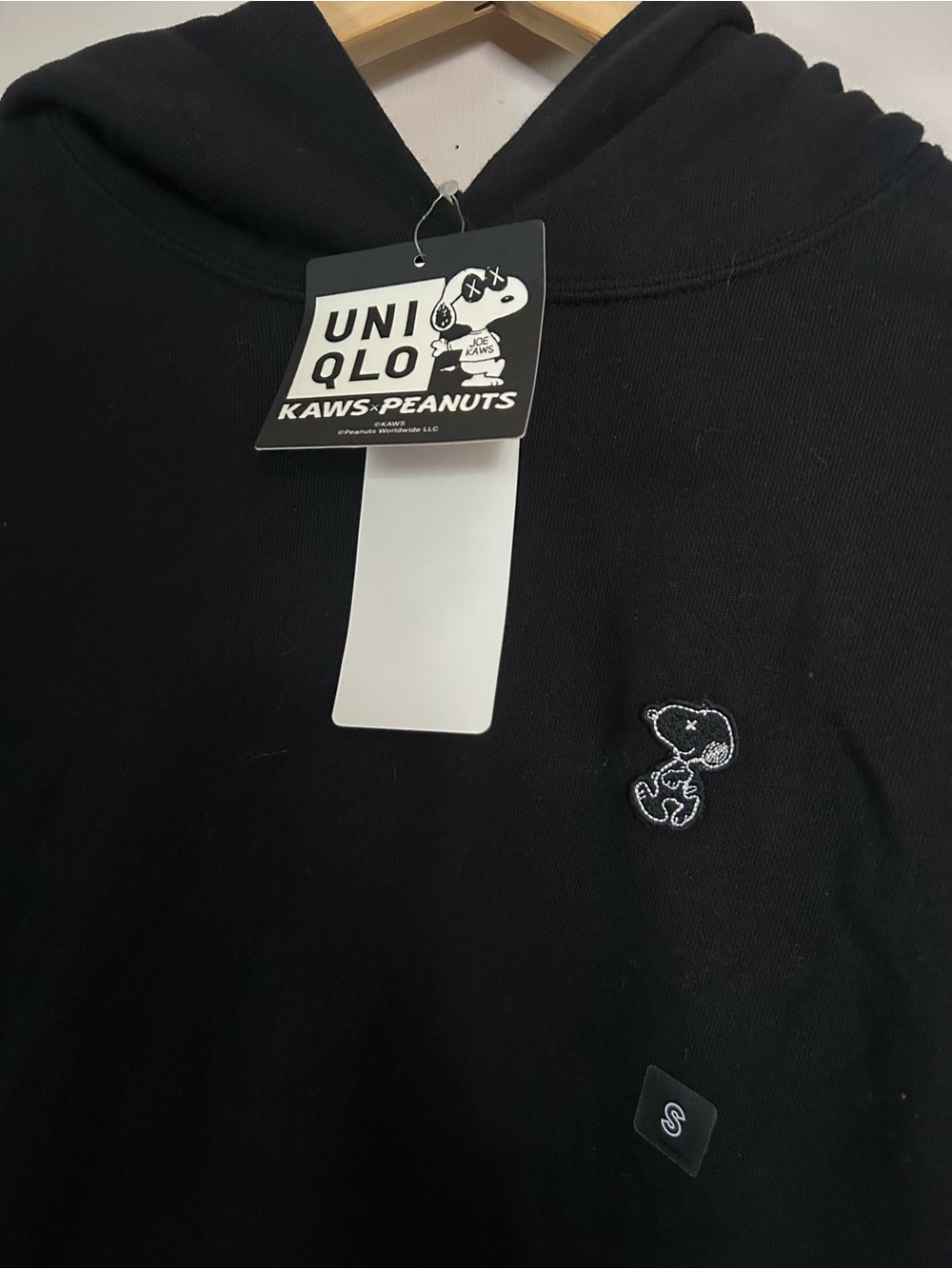 KAWS x PEANUTS Uniqlo hoodie NWT - Picture 4 of 4